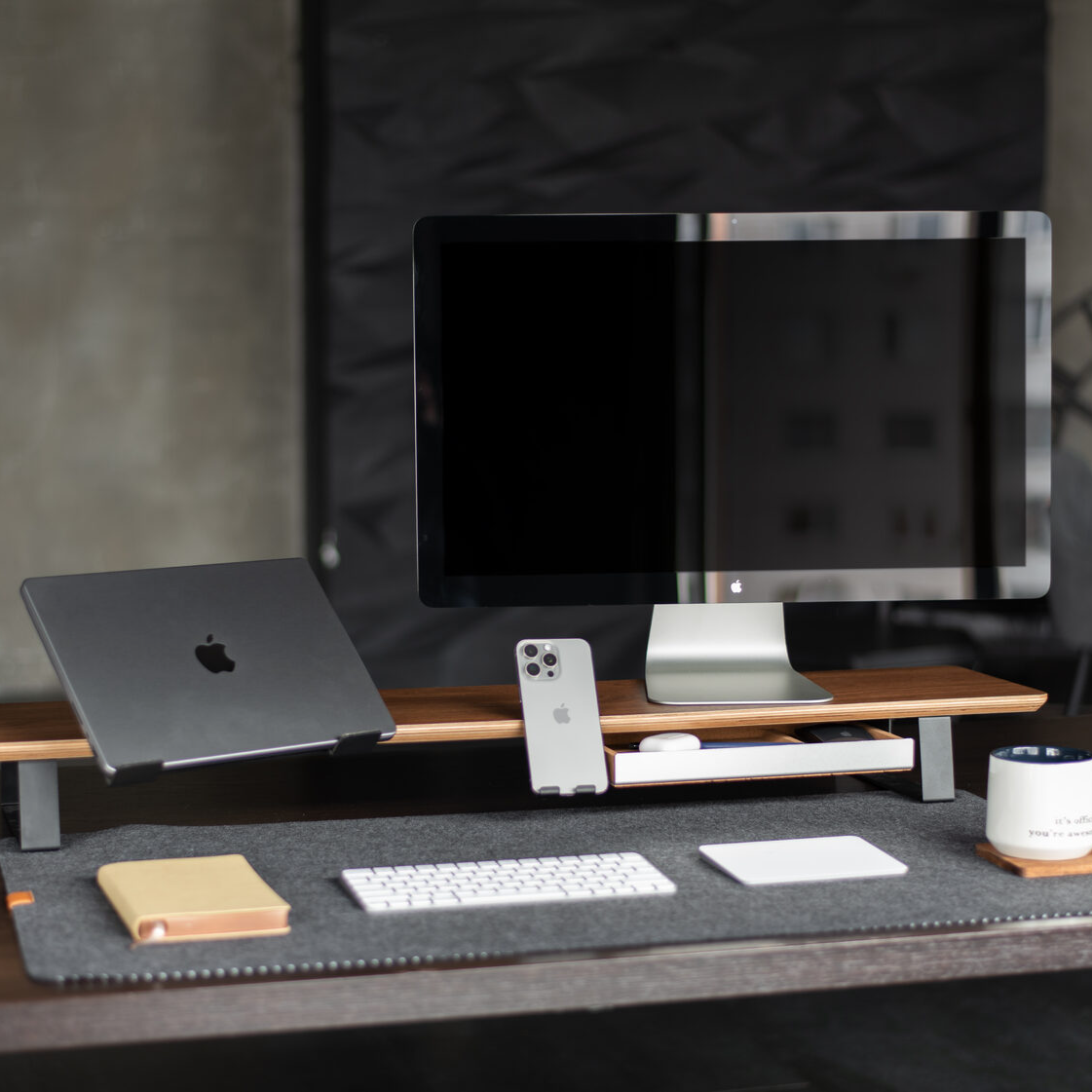 Подставка под монитор GEEK NOOK Focus Station Walnut в рабочем пространстве
